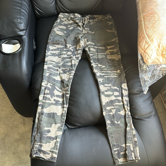 FOREVER21 CAMO WOMENS JEANS SKINNY SIZE 26 - Picture 1 of 2